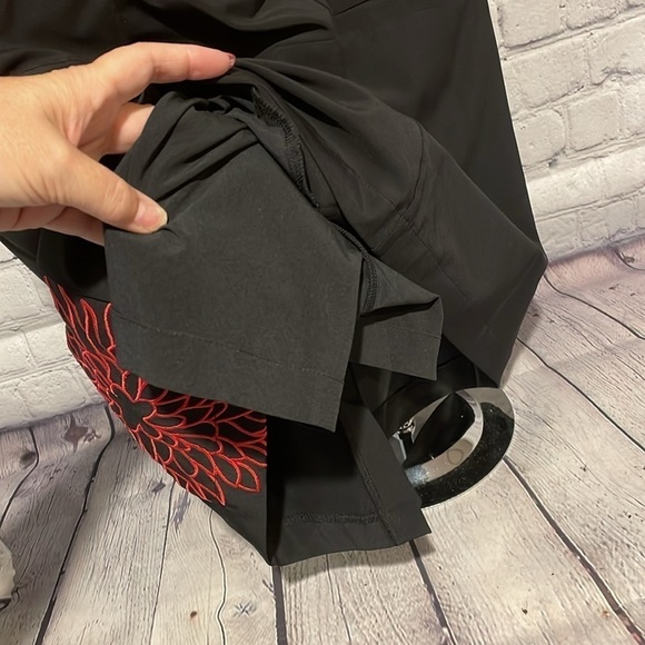 Nike golf women's black and red skorts sz6 like new - Picture 4 of 6